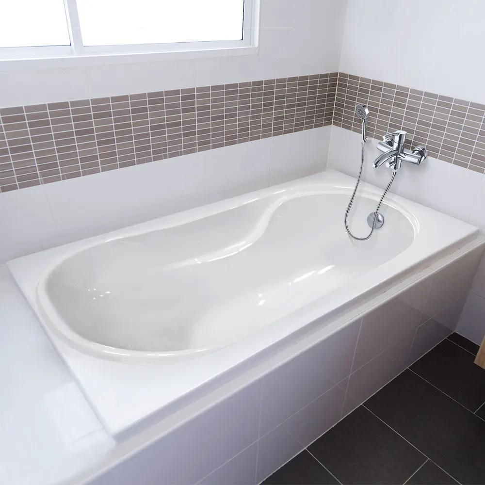 Bathtub in premium room at Hotel Lee Grand
