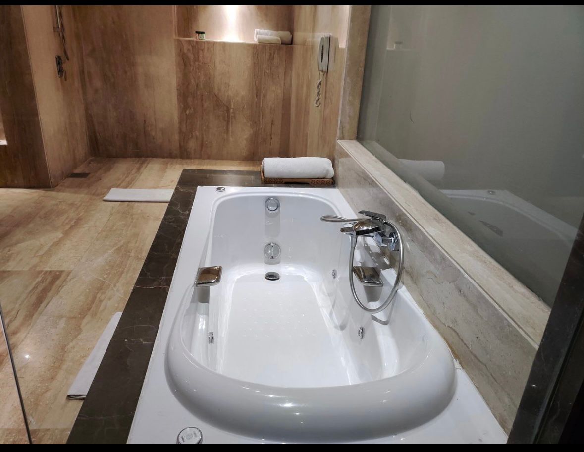 Bathtub suite at Hotel Lee Grand