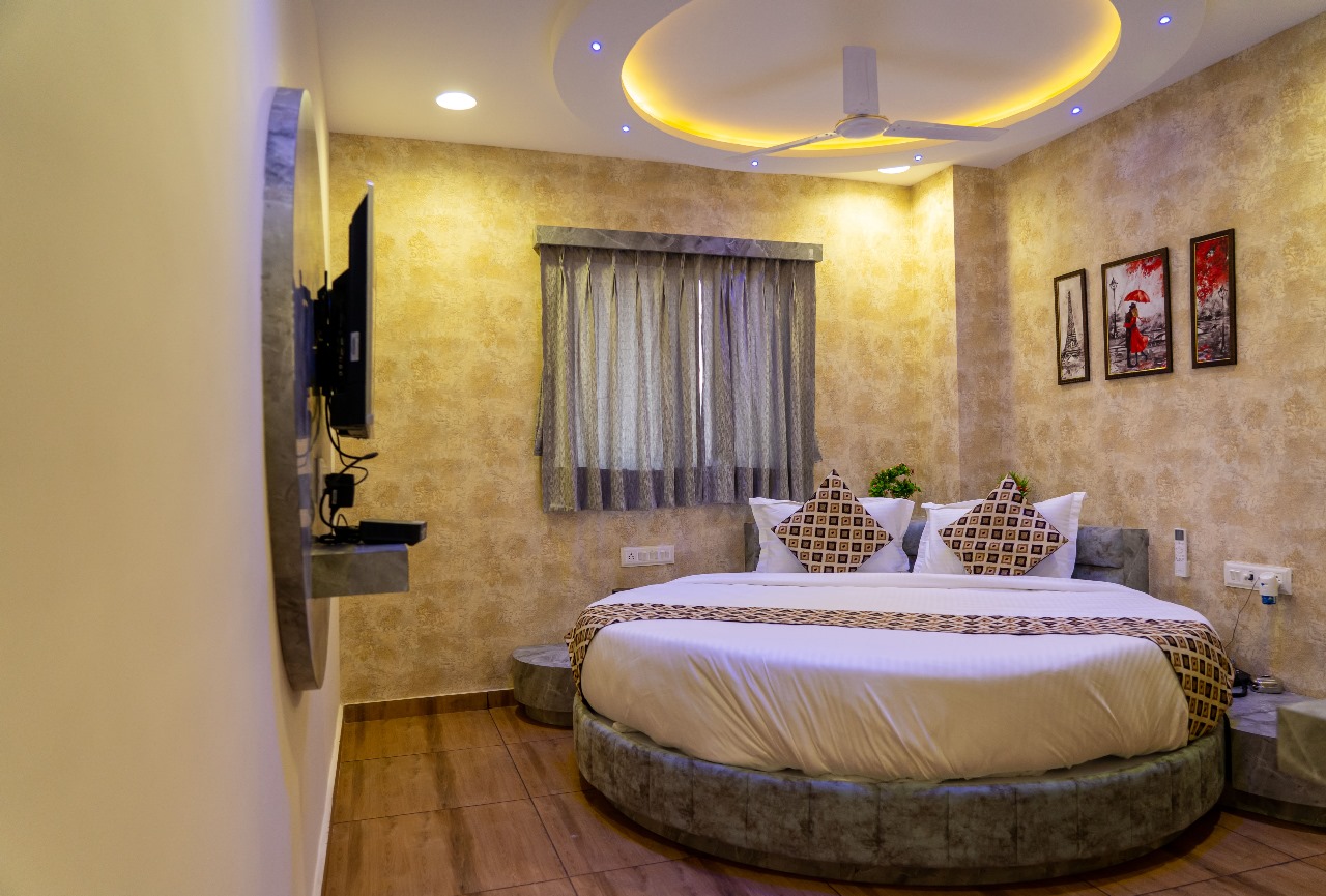 Round Bed Room at Hotel Lee Grand